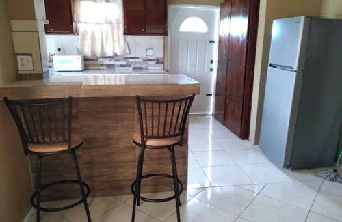 Seatons Apartamento | cozy 2 bedroom 1 bathroom apartment.