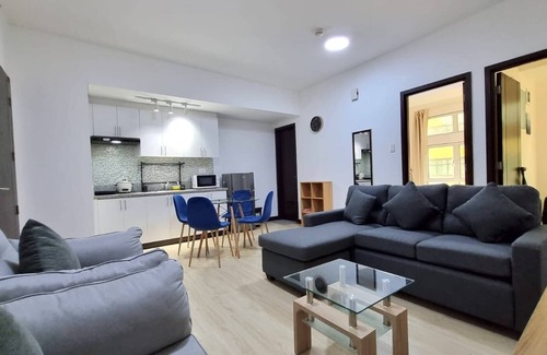 Bangkal Condominio | Cozy 2-Bedroom 2-Bath condo San Lorenzo Place Makati WiFi 4KM NAIA