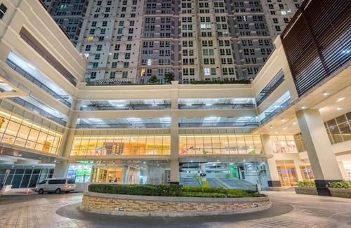 Bangkal Condominio | Cozy 2-Bedroom 2-Bath condo San Lorenzo Place Makati WiFi 4KM NAIA