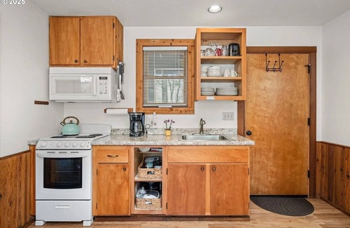Blue River Cabina | Cozy 2-bedroom, 2-full bath cabin in enchanting Blue River with AC