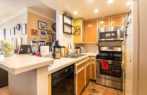 Santa Ana Condominio | Cozy 2 Bedroom-2 Full Bath Condo;Art District DTSA