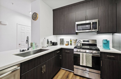 Marina del Rey Apartamento | Cozy 2-bedroom apartment in welcoming Marina del Rey! Free parking and pool!