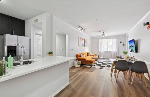 Marina del Rey Apartamento | Cozy 2-bedroom apartment in welcoming Marina del Rey! Free parking and pool!