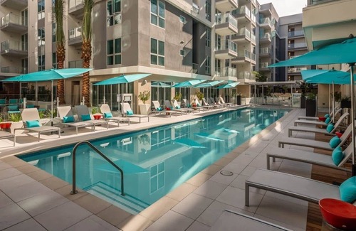 Wilshire Center Apartamento | Cozy 2-bedroom apartment in charming Los Angeles with fitness room, WiFi