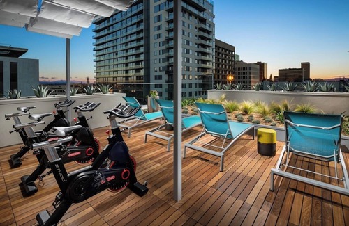 Wilshire Center Apartamento | Cozy 2-bedroom apartment in charming Los Angeles with fitness room, WiFi