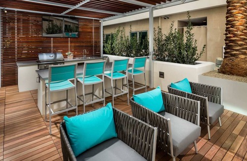 Wilshire Center Apartamento | Cozy 2-bedroom apartment in charming Los Angeles with fitness room, WiFi