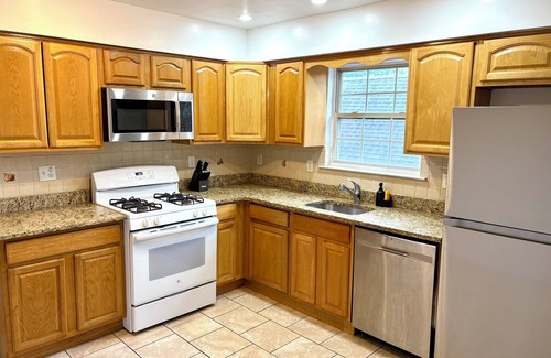 Forest Hill Apartamento | Cozy 2-bedroom apartment with WiFi, AC, large outdoor balcony