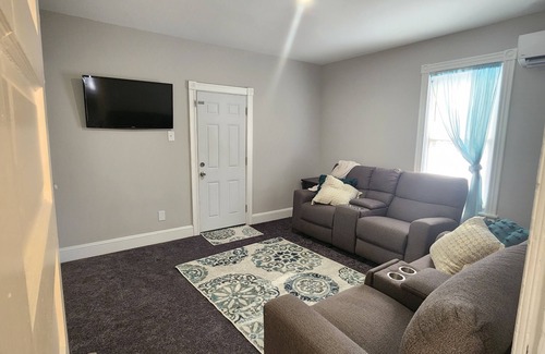 Glenolden Apartamento | Cozy 2-bedroom apartment in Glenolden, walking distance to parks & amenities