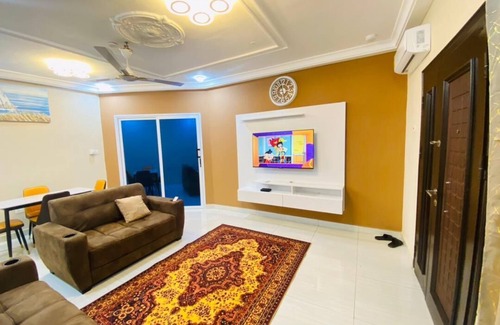 Tokuse Apartamento | Cozy 2-bedroom apartment in lovely Mile 11 with AC, WiFi
