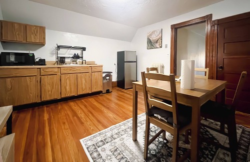 West Roxbury Apartamento | Cozy 2-bedroom apartment in charming Dedham - Legacy Mall with WiFi