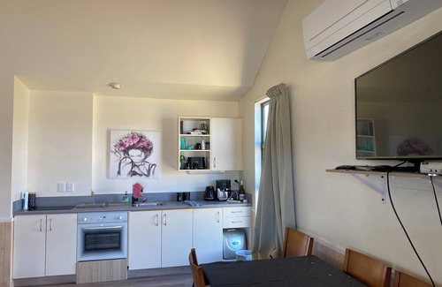 Ranfurly Cabaña | Cozy 2 bedroom bungalow w/ seperate sleepout. 200m from the railtrail.