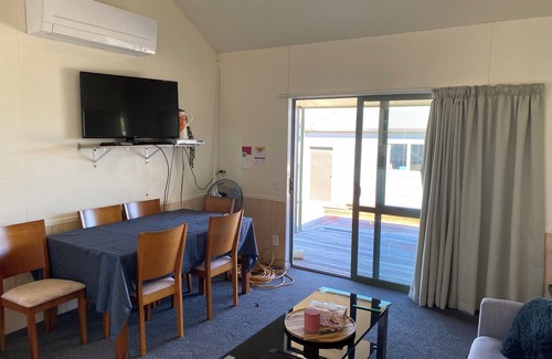 Ranfurly Cabaña | Cozy 2 bedroom bungalow w/ seperate sleepout. 200m from the railtrail.