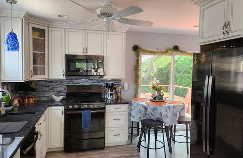 North Cape May Cabaña | Cozy 2 Bedroom Cottage Close to Bay Beach