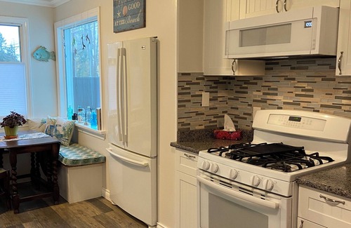 Campbell River Casa | Cozy 2-bedroom house across from beautiful Oyster Bay, south of Campbell River