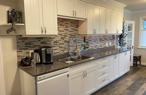 Campbell River Casa | Cozy 2-bedroom house across from beautiful Oyster Bay, south of Campbell River