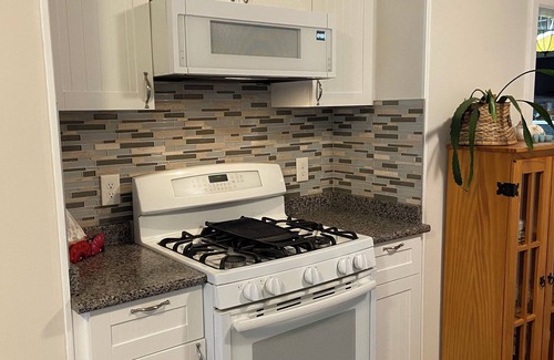 Campbell River Casa | Cozy 2-bedroom house across from beautiful Oyster Bay, south of Campbell River