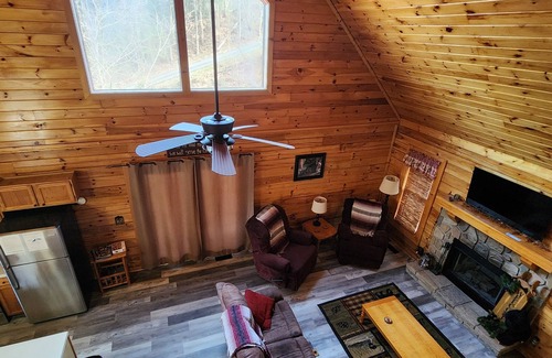 Sevierville Cabina | Cozy 2-bedroom cabin in welcoming lake Douglas, Sevierville near Pigeon Forge