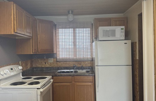 Bottineau Cabina | Cozy 2-bedroom cabin in charming Lake Metigoshe with AC