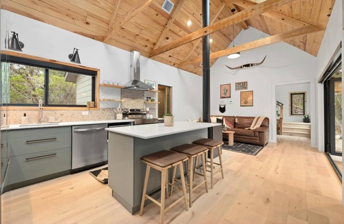 Wimberley Cabina | Cozy 2-bedroom cabin in serene Wimberley with WiFi, AC