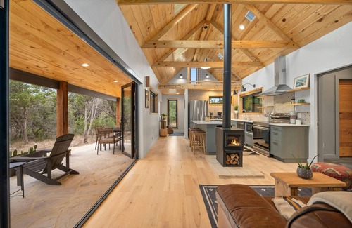 Wimberley Cabina | Cozy 2-bedroom cabin in serene Wimberley with WiFi, AC
