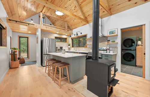 Wimberley Cabina | Cozy 2-bedroom cabin in serene Wimberley with WiFi, AC