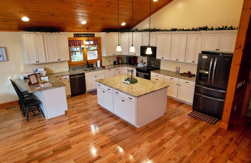 Old Town Cabina | Cozy 2-bedroom cabin with lots of room, AC and WiFi near the Blue Ridge Parkway.