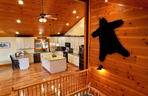 Old Town Cabina | Cozy 2-bedroom cabin with lots of room, AC and WiFi near the Blue Ridge Parkway.