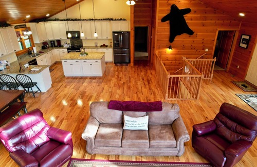 Old Town Cabina | Cozy 2-bedroom cabin with lots of room, AC and WiFi near the Blue Ridge Parkway.