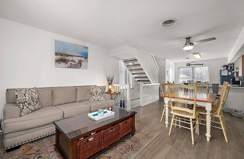 Edgewater Acres Condominio | Cozy 2 Bedroom Condo at Harbor Lights