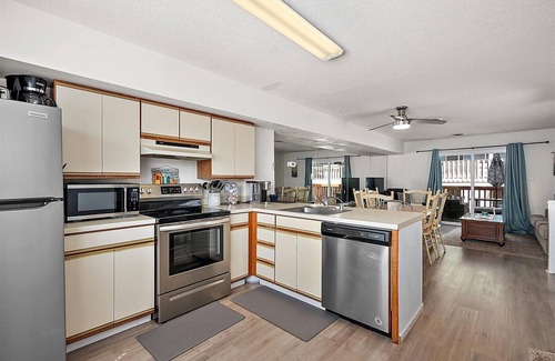 Edgewater Acres Condominio | Cozy 2 Bedroom Condo at Harbor Lights
