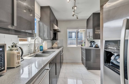 Arcadia Condominio | Cozy 2-bedroom condo|Garden Retreat on Arcadia Ave|Flex-Lease for Family #42408
