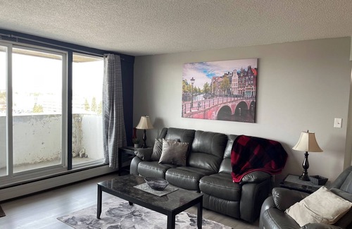 Red Deer Condominio | Cozy 2-bedroom condo in Red Deer with WiFi - Swimming Pool/Fitness Room/Elevator