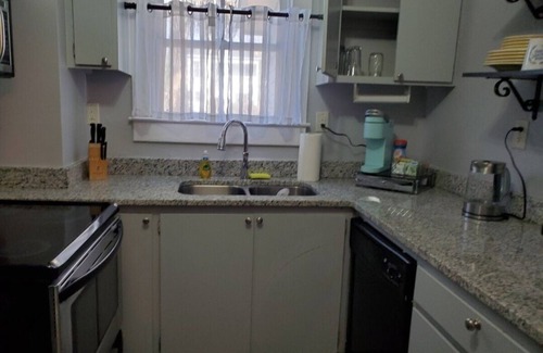 Eastside Condominio | Cozy 2-bedroom condo in charming Savannah 10 minutes to downtown and river st