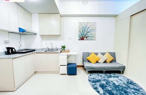 Las Pinas Condominio | Cozy 2-Bedroom Condo Across SM Southmall with Pool, WiFi, and Kitchenette