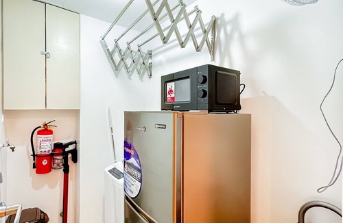 Las Pinas Condominio | Cozy 2-Bedroom Condo Across SM Southmall with Pool, WiFi, and Kitchenette