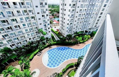 Las Pinas Condominio | Cozy 2-Bedroom Condo Across SM Southmall with Pool, WiFi, and Kitchenette