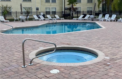 Kissimmee Condominio | Cozy 2-bedroom condo in fabulous Kissimmee with WiFi, AC, fitness room, and pool