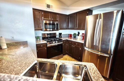 Las Vegas Condominio | Cozy 2-bedroom condo Min from strip and Allegiant Stadiuam