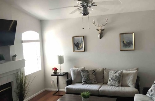 Las Vegas Condominio | Cozy 2-bedroom condo Min from strip and Allegiant Stadiuam