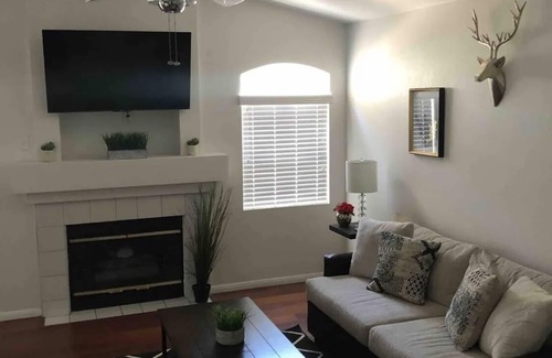 Las Vegas Condominio | Cozy 2-bedroom condo Min from strip and Allegiant Stadiuam