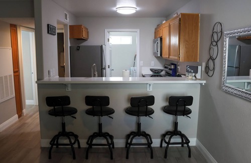 Las Vegas Condominio | Cozy 2-bedroom condo! Your home away from home in Sunny Las Vegas!!! 🌞