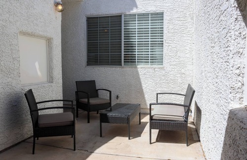Las Vegas Condominio | Cozy 2-bedroom condo! Your home away from home in Sunny Las Vegas!!! 🌞