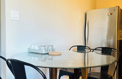 Southwest Calgary Condominio | Cozy 2 Bedroom Condo with Parking