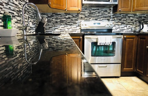 Southwest Calgary Condominio | Cozy 2 Bedroom Condo with Parking