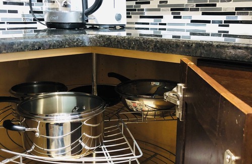Southwest Calgary Condominio | Cozy 2 Bedroom Condo with Parking