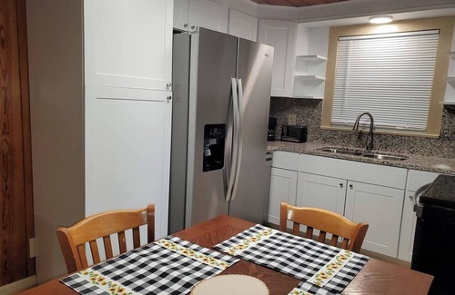 Gatlinburg - Pigeon Forge Cabaña | Cozy 2-bedroom cottage with WiFi and AC in pleasant Pigeon Forge - On the River!