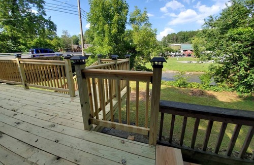 Gatlinburg - Pigeon Forge Cabaña | Cozy 2-bedroom cottage with WiFi and AC in pleasant Pigeon Forge - On the River!