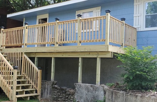 Gatlinburg - Pigeon Forge Cabaña | Cozy 2-bedroom cottage with WiFi and AC in pleasant Pigeon Forge - On the River!