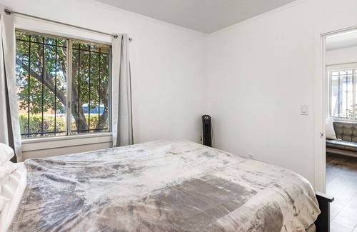East Hollywood Cabaña | Cozy 2-bedroom cottage in the heart of L.A.