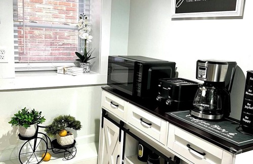 North Bergen Apartamento | Cozy 2-bedroom Gem in charming North Bergen with Parking, backyard, and grill